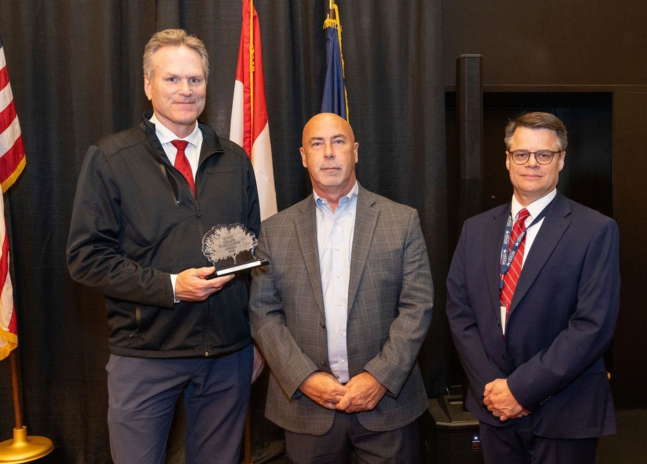 photo of EnerGeo Alliance representative accepting award