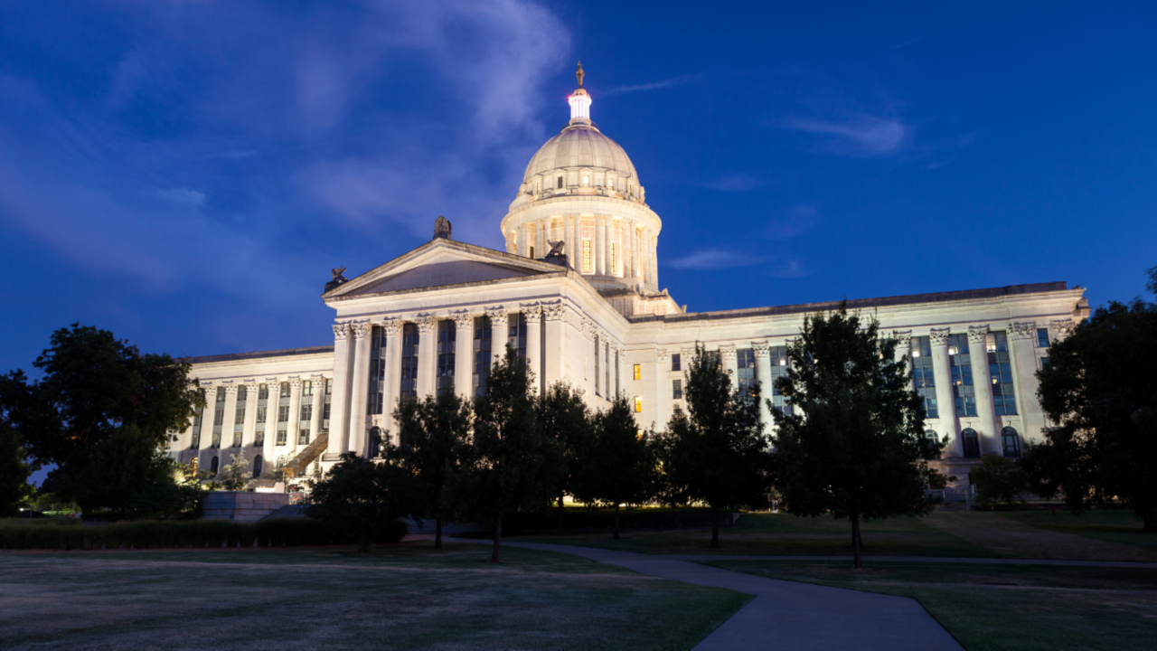 Oklahoma State Capitol at night