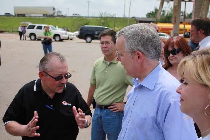 Gov. Brad Henry talks with a Love's Convenience store worker. 